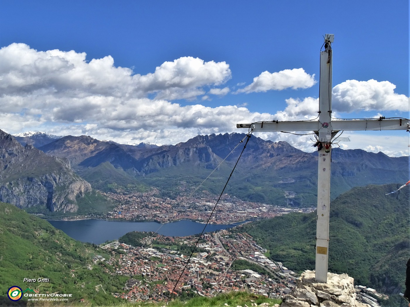 64 Alla croce di vetta del Corno Birone (1116 m) con splendida vista panoramica su Lecco, i suoi laghi, i suoi monti.JPG